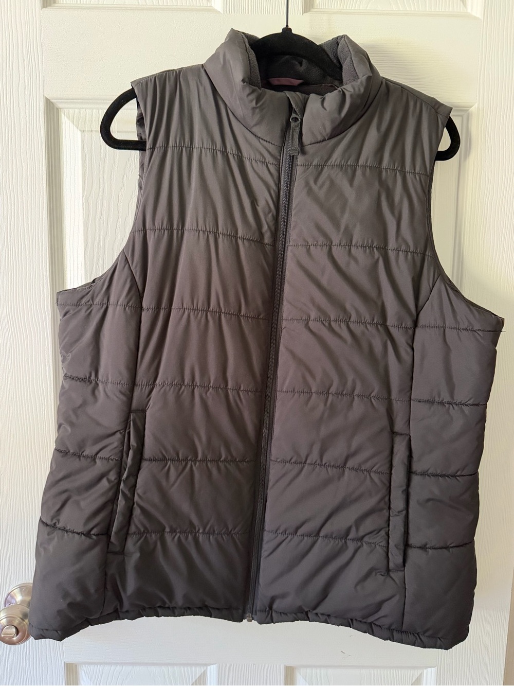 Amazon Essentials Men's Quilted Puffer Vest - Charcoal Gray